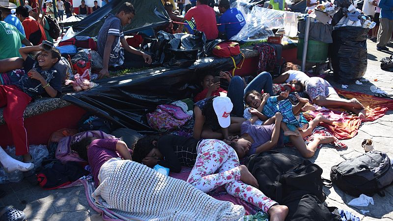 Jornada de luto y descanso en la caravana de migrantes hondureña