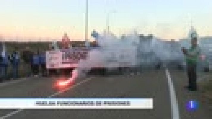 Telediario 1 - Primera jornada de huelga de los funcionarios de prisiones