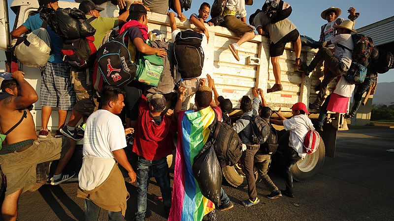 La caravana de migrantes hondureña retoma su viaje hacia EE.UU.