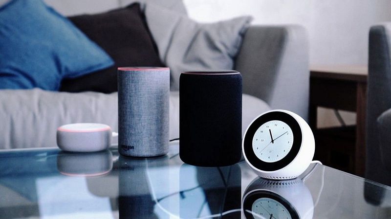 Escuchar música, apagar y encender las luces o hacer la compra son solo algunos de los cientos de comandos que el dispositivo inteligente para el hogar 'Amazon Echo' y su asistente virtual Alexa, que se han lanzado en España, permiten ejecutar con un