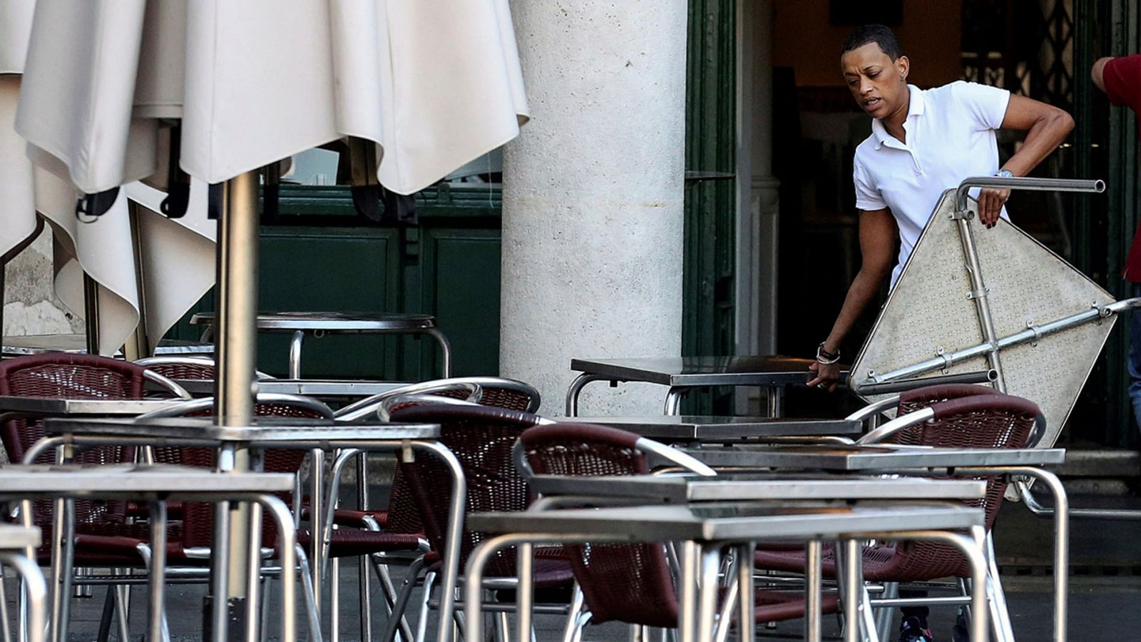 España modera el ritmo de creación de empleo que continúa en cifras de 2008