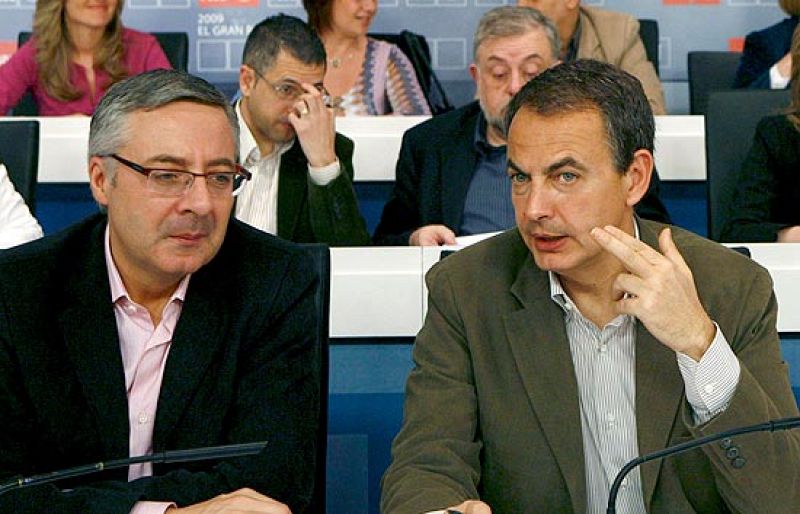 El presidente del Gobierno, José Luis Rodríguez Zapatero, ha arremetido este sábado contra el candidato del PP a las elecciones europeas, Jaime Mayor Oreja, al que ha acusado de alejar España de Europa.  