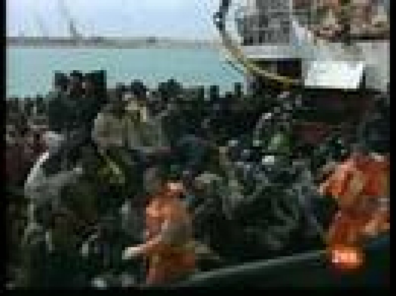 Una embarcacación con unos 300 inmigrantes ilegales ha sido interceptada al sur de Sicilia.