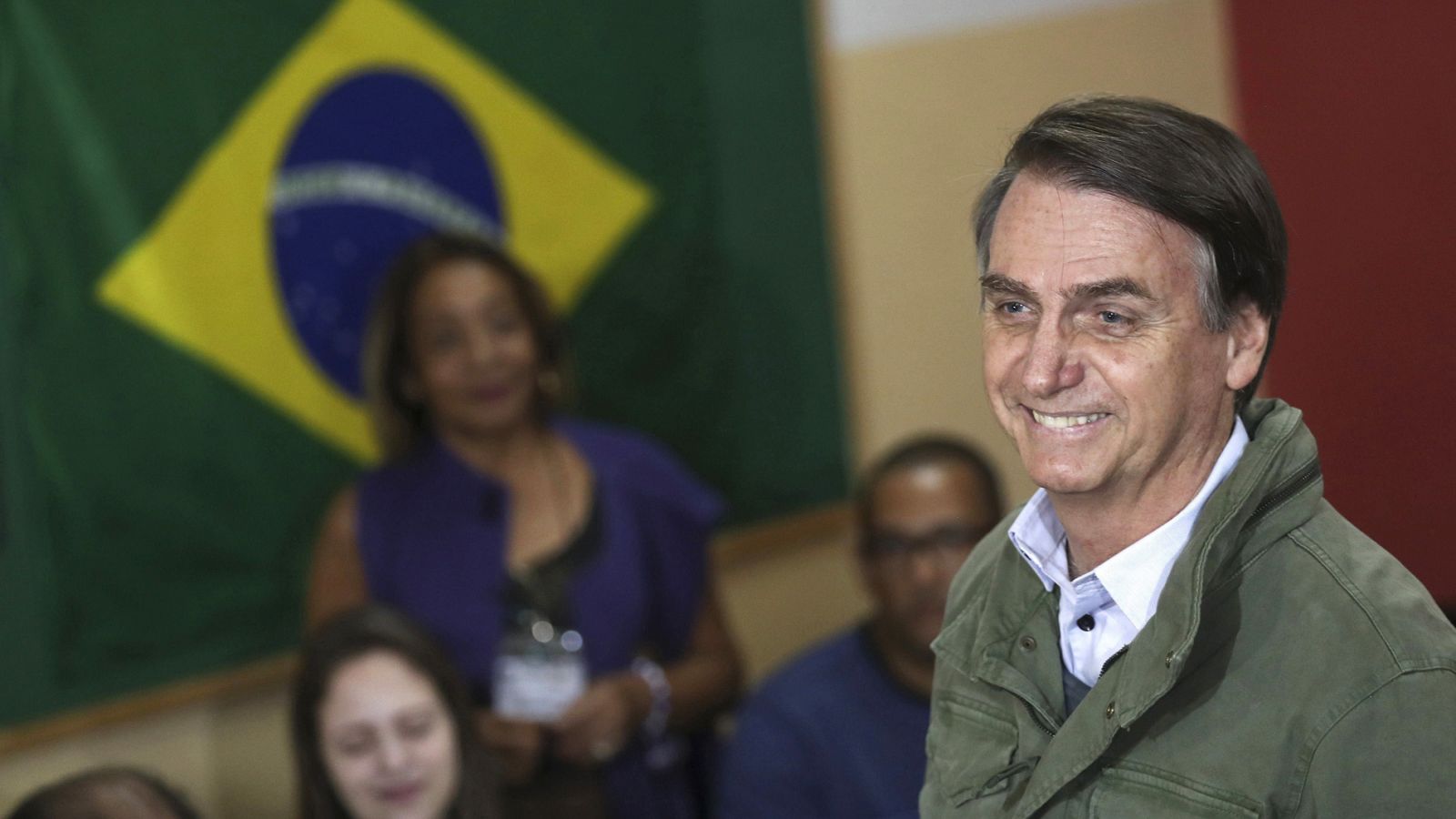 Bolsonaro vota en un colegio electoral en Río de Janeiro