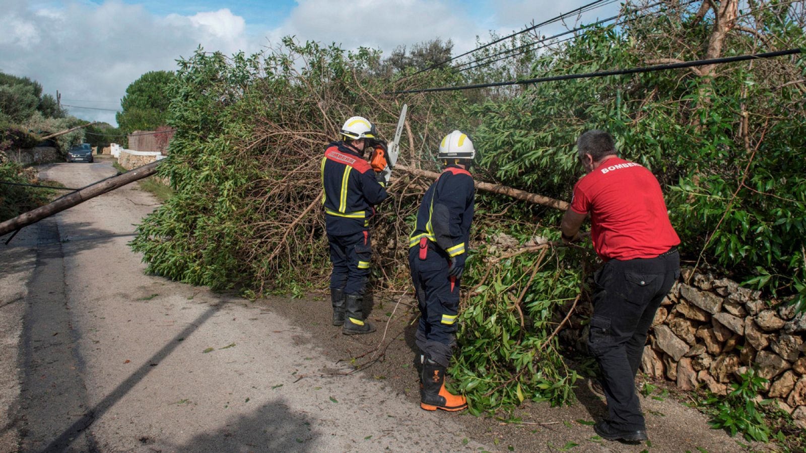 El temporal deja sin luz a miles de personas en Menorca y Asturias
