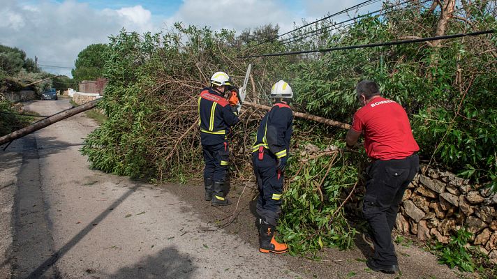 Telediario 1 - El temporal deja sin luz a miles de personas en Menorca y Asturias