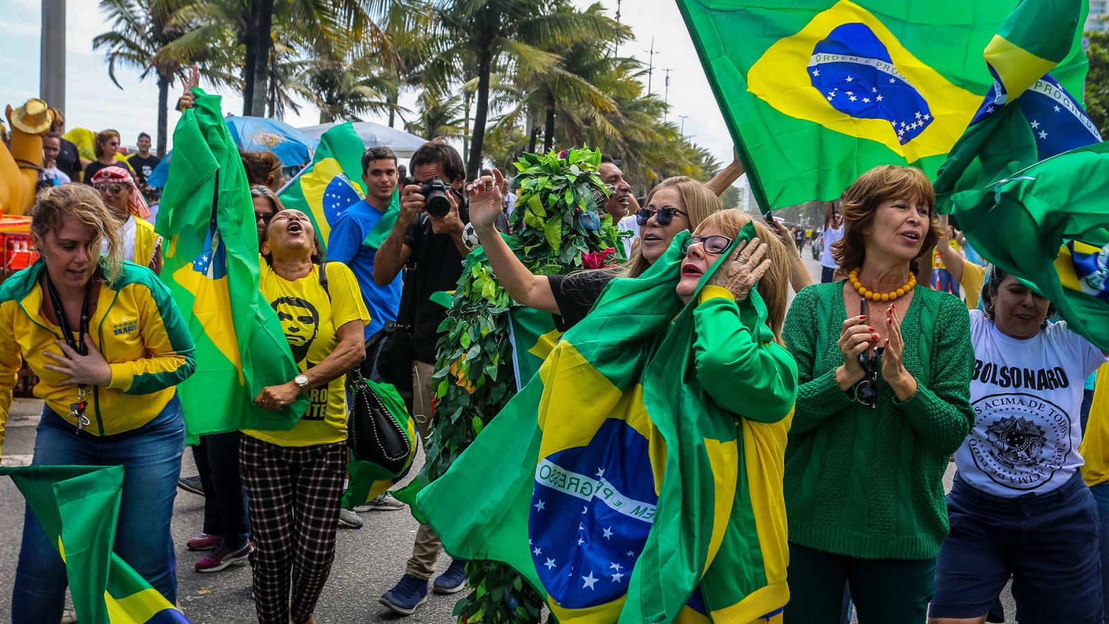 Telediario 1: Bolsonaro es el gran favorito en las elecciones en Brasil aunque Haddad confía en la remontada | RTVE Play