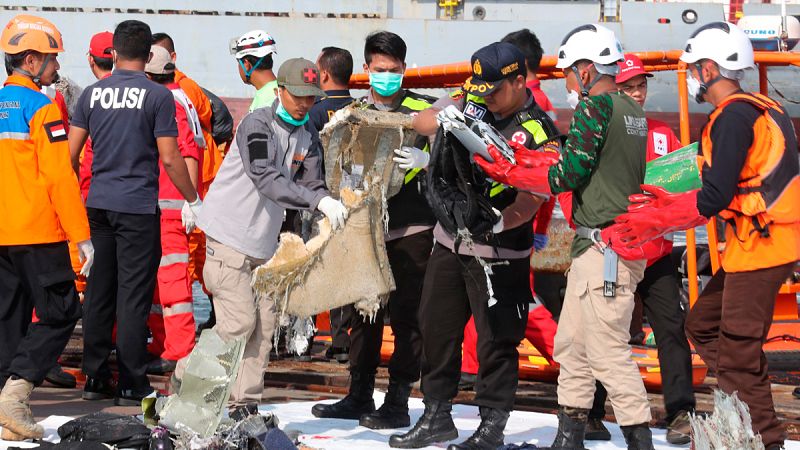 Un avión de la compañía Lion Air se estrella con 188 personas a bordo en el mar de Java, en Indonesia