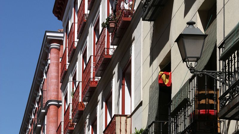 En Madrid, los vecinos de Lavapiés y Malasaña también denuncian el aumento de narcopisos y de toxicómanos consumiendo en plena calle. La Plataforma del Barrio de Lavapiés ha contabilizado 119 de estos supermercados de la droga a lo largo de los últim