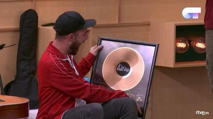 Nil Moliner recibe el disco de oro digital por "Que nos siga