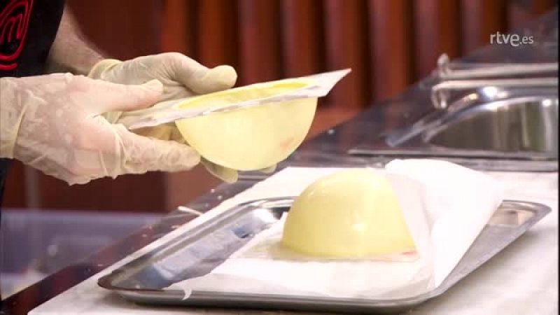 La lucha de santiago segura con la esfera de chocolate