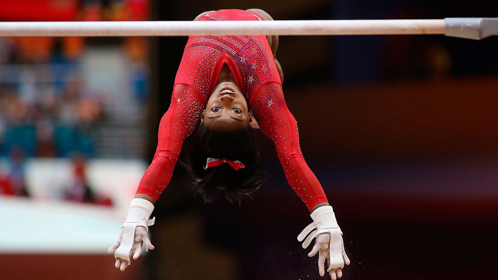 La estadounidense Simone Biles consiguió una nota de 14.886 en la prueba de asimétricas dentro del concurso por equipos femenino del Mundial de Doha 2018.