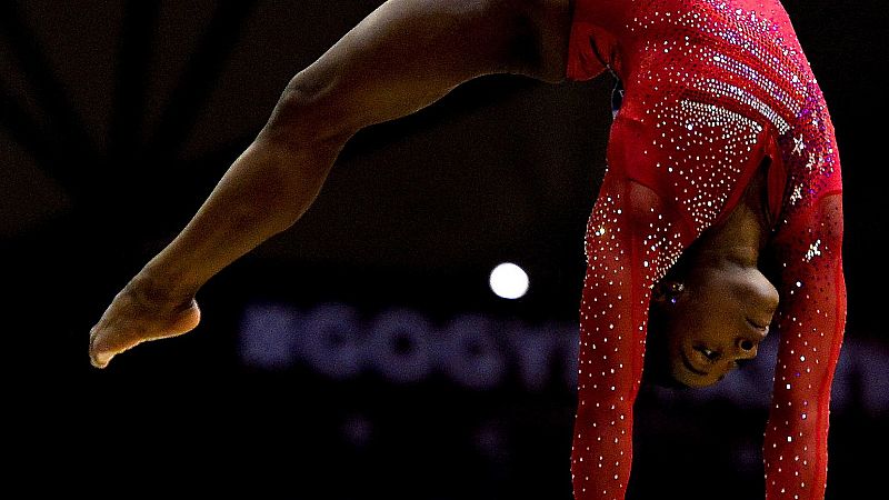 La estadounidense Simone Biles consiguió una nota de 13.733 en la prueba de barra de equilibrios dentro del concurso por equipos femenino del Mundial de Doha 2018.