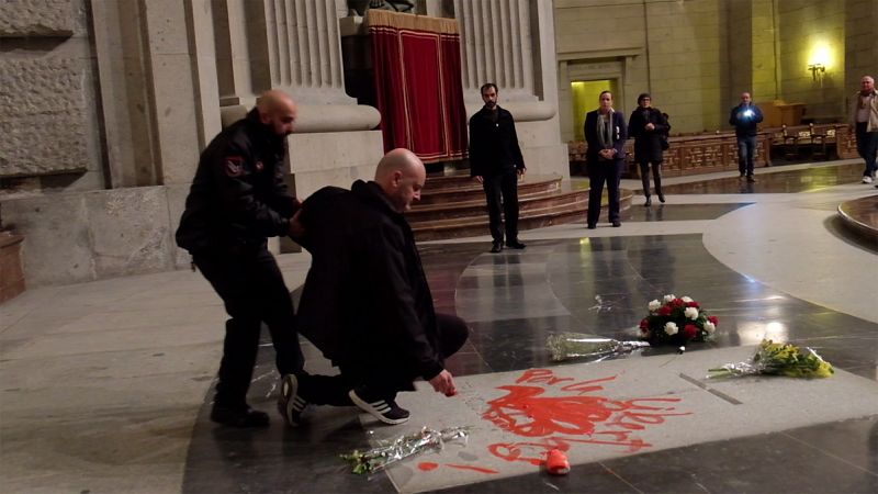 Investigan a un artista tras pintar la tumba de Franco por un posible delito con agravante de odio