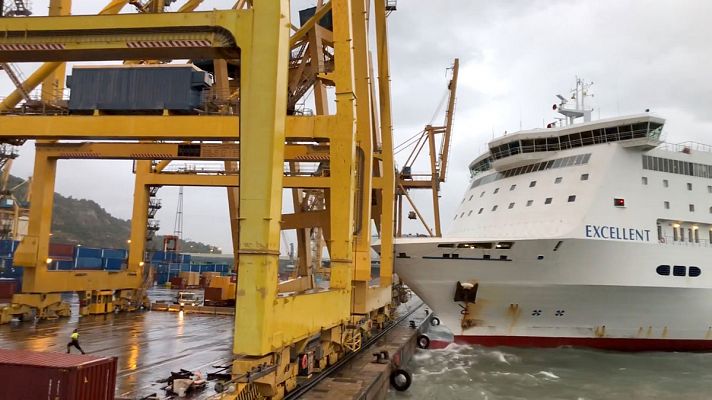 Un barco choca contra una grúa en el puerto de Barcelona y provoca un incendio