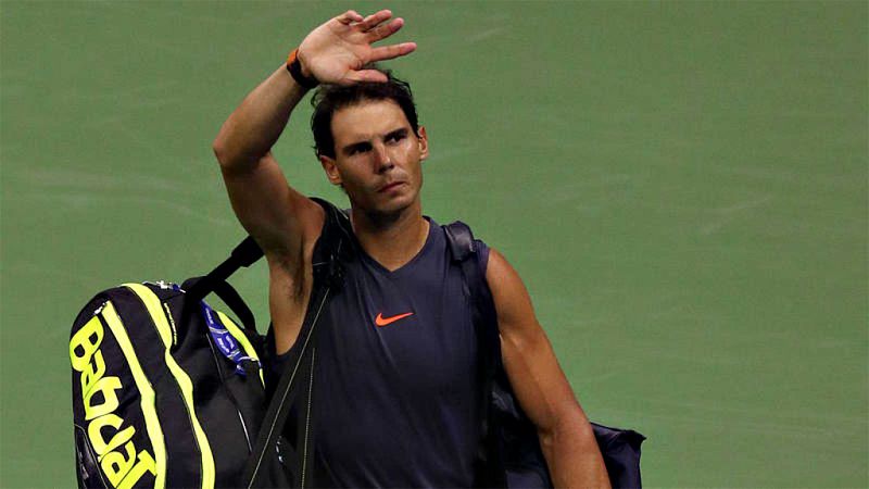 El español Rafael Nadal ha anunciado que no puede jugar en el Masters 1000 de París por problemas abdominales, lo que supone que el próximo lunes perderá el número 1 del mundo en beneficio del serbio Novak Djokovic.