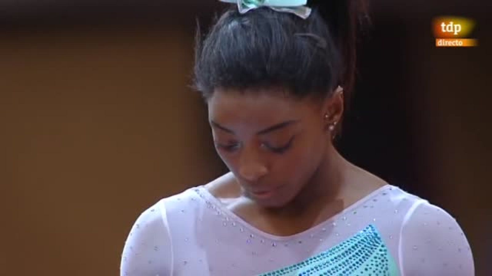 La gimnasta estadounidense se fue al suelo en el primer ejercicio de la final.