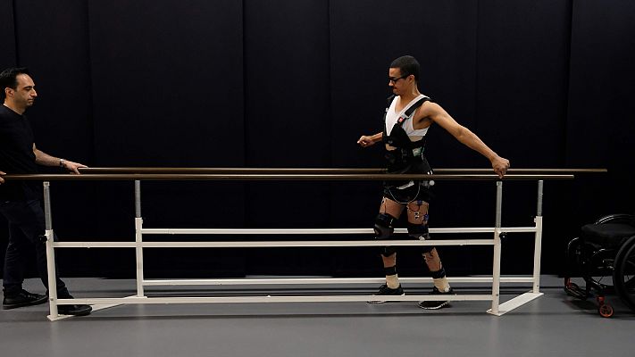 Telediario 1 - Tres personas parapléjicas recuperan la capacidad para caminar gracias a la estimulación eléctrica