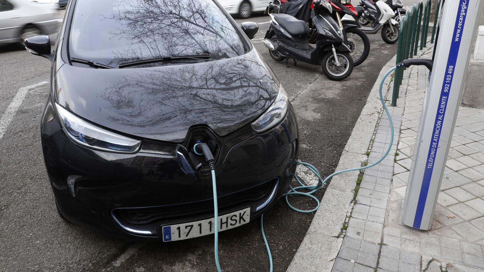 Telediario 1: Del diesel y la gasolina al enchufe: llegan las 'electrolineras' para cargar al coche eléctrico | RTVE Play