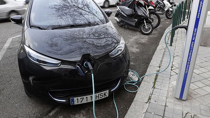 Del diesel y la gasolina al enchufe: llegan las 'electrolineras' para cargar al coche eléctrico