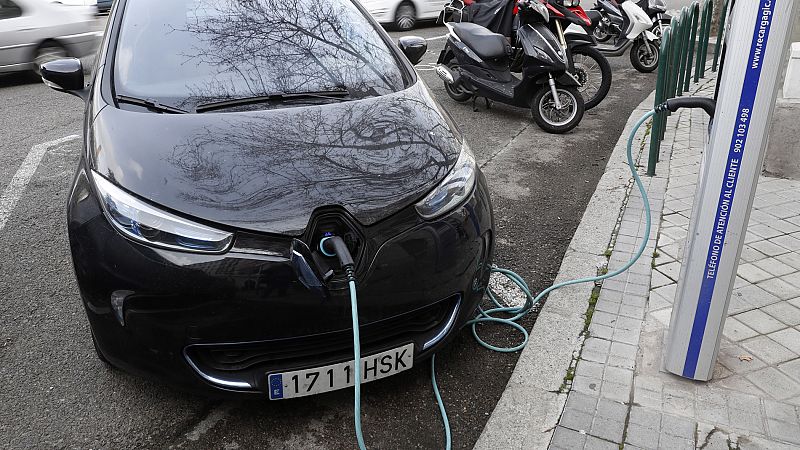 Del diesel y la gasolina al enchufe: para el coche electrico, llegan las 'electrolineras'