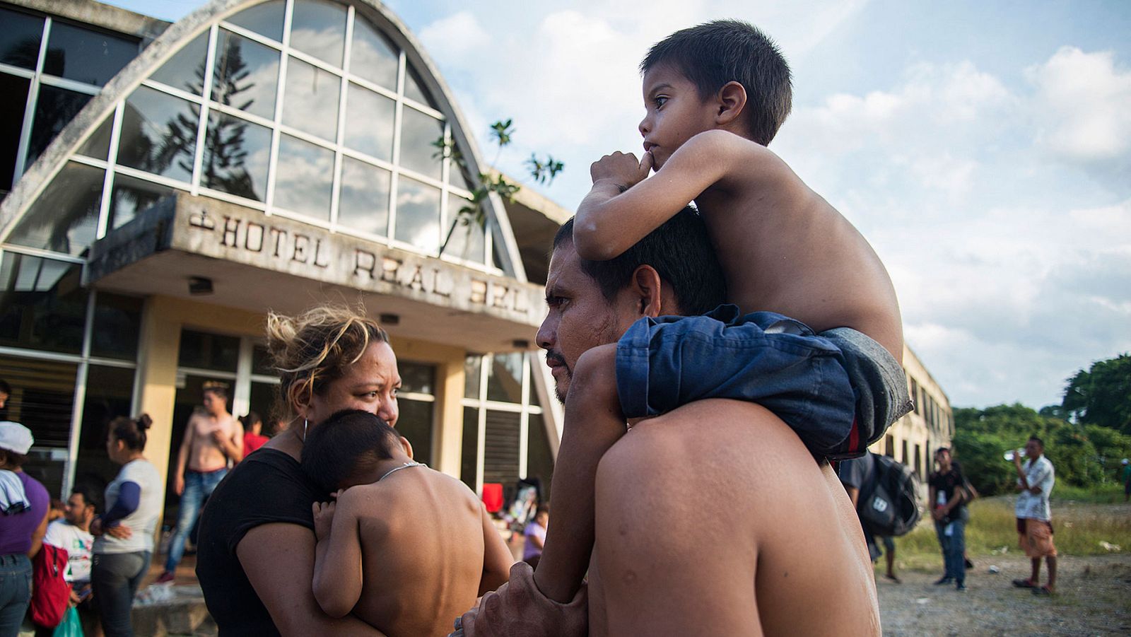 Trump rectifica y asegura ahora que los migrantes de las caravanas centroamericanas solo serán detenidos no disparados