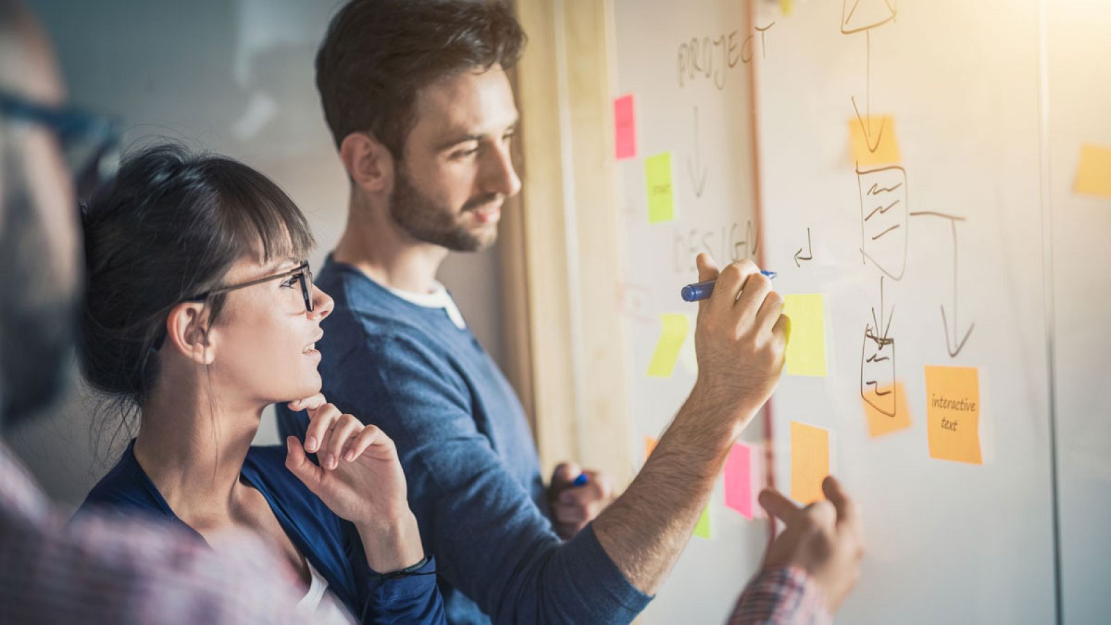 Todavía hay más mujeres que cobran menos sueldo por hora y hay más paro femenino
