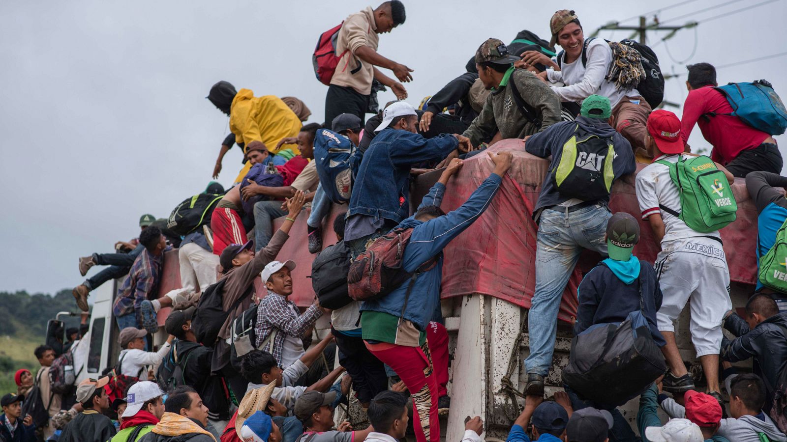 Telediario 1: La caravana de inmigrantes que se dirige a EE.UU. recorre el estado mexicano de Veracruz | RTVE Play