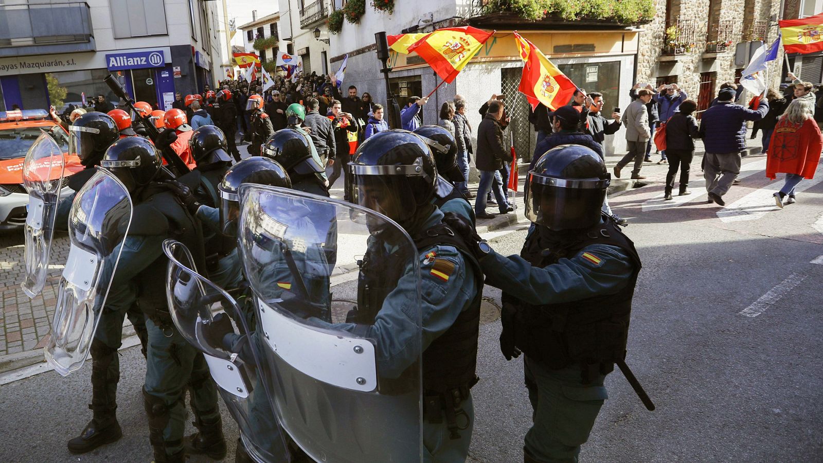 Telediario 1: Tensión en Alsasua durante el acto convocado por la plataforma España Ciudadana | RTVE Play