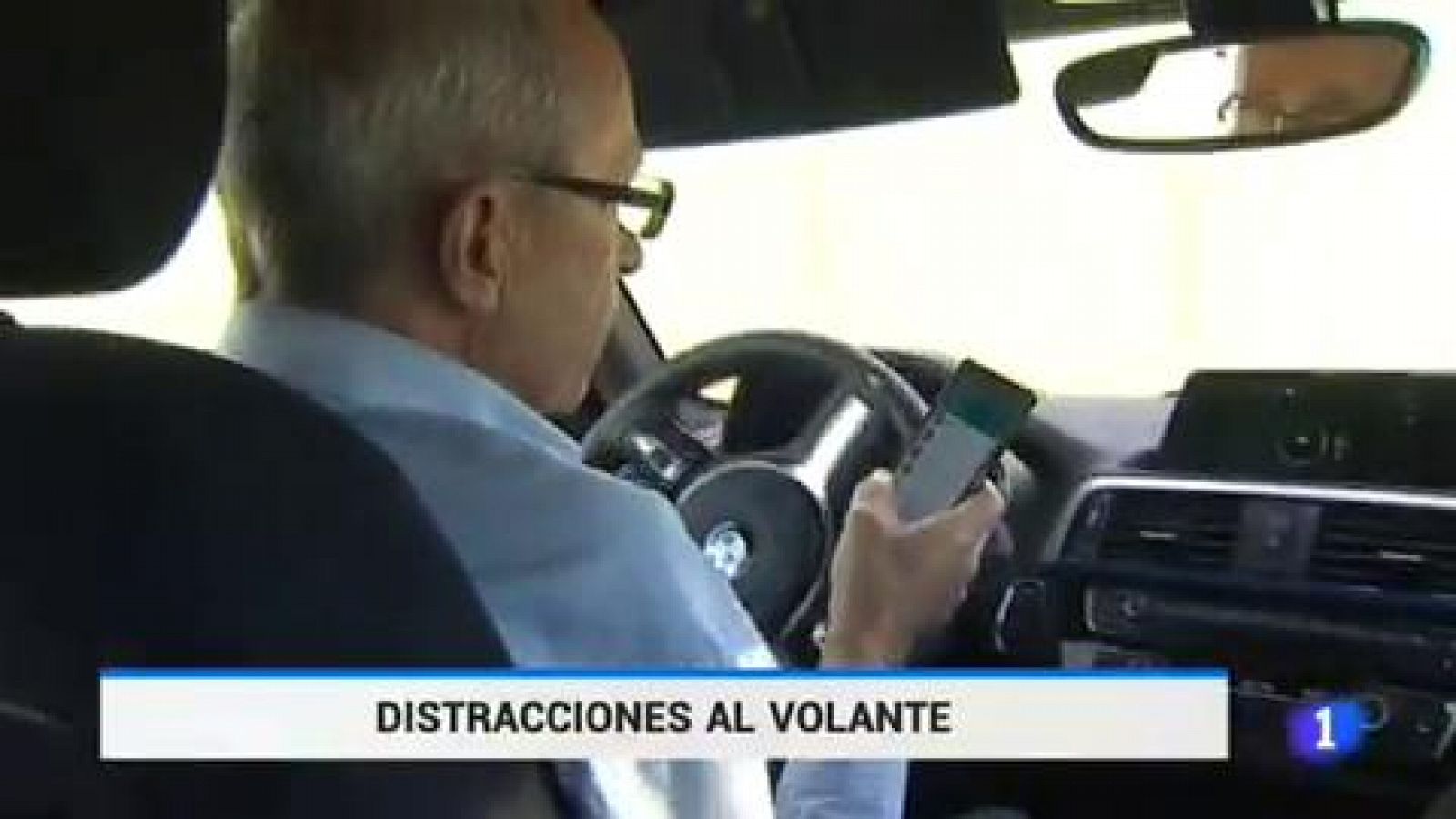 Telediario 1: La tercera causa de accidentes es la distracción con el móvil  | RTVE Play