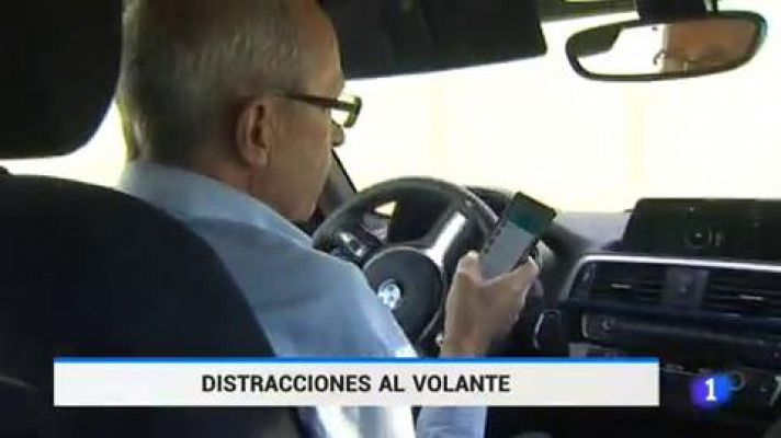 Telediario 1 - La tercera causa de accidentes es la distracción con el móvil