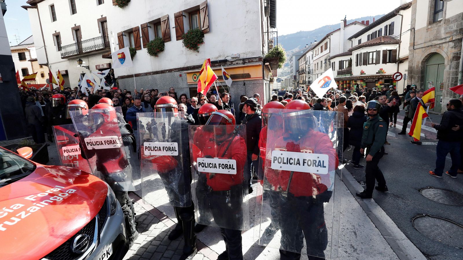 Telediario 1: Tensión en Alsasua durante la celebración de un acto de la plataforma España Ciudadana | RTVE Play