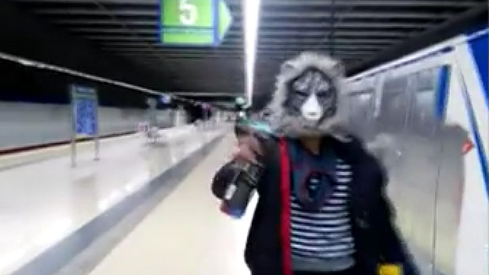 Grafiteros protagonizan varios incidentes este puente en los metros de Madrid y Barcelona | Ver