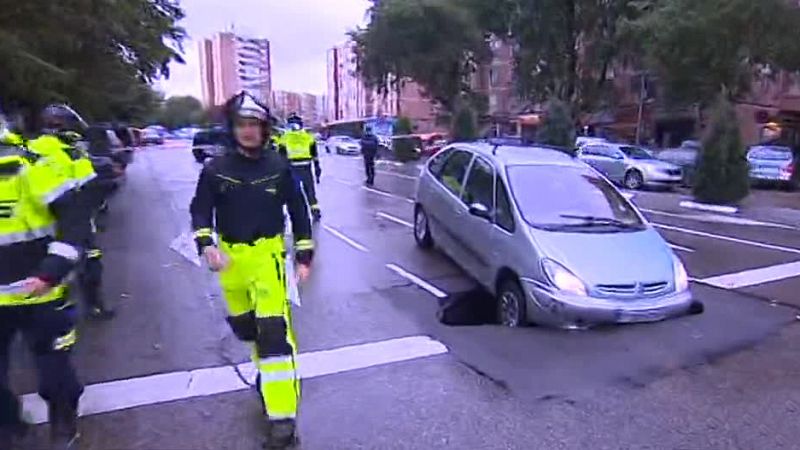 Un enorme socavón obliga a cortar al trafico una calle de Madrid