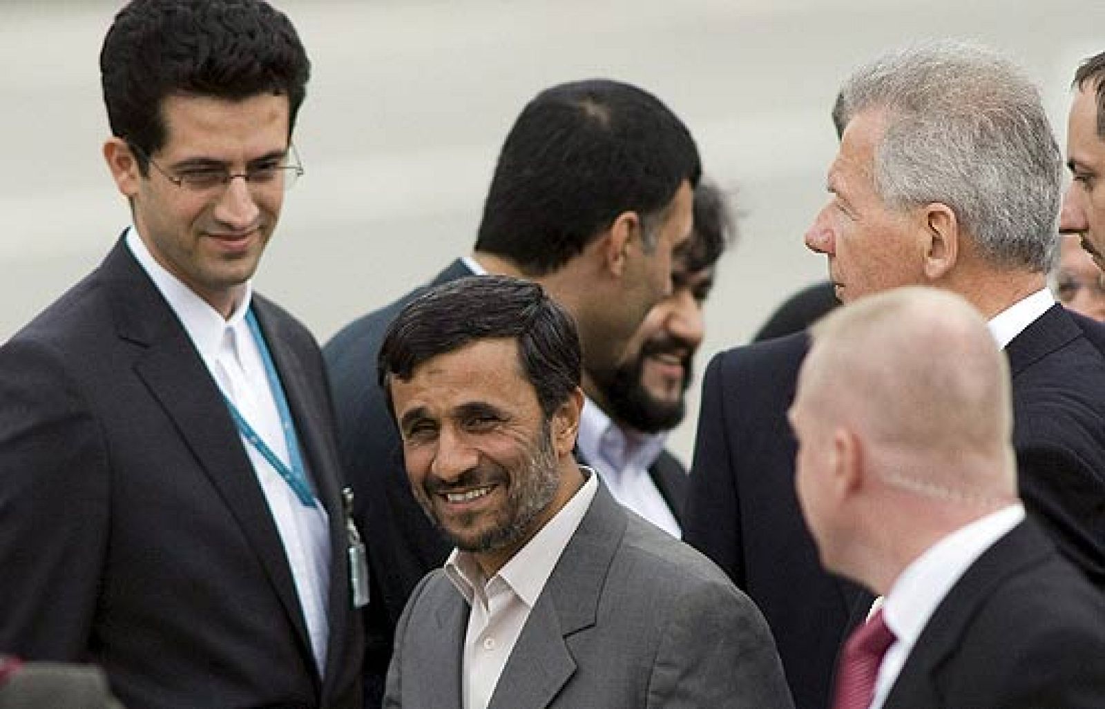 El presidente iraní, Mahmud Ahmadinejad, acapara la atención de la cumbre contra el racismo antes incluso de su inauguración. Varias potencias occidentales han boicoteado la conferencia por temor a las declaraciones antisemitas.  