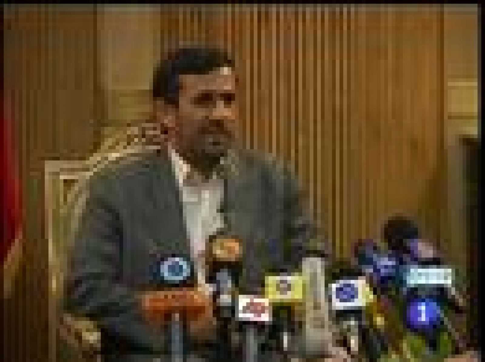 El presidente iraní, Mahmud Ahmadinejad, acapara la atención de la cumbre contra el racismo antes incluso de su inauguración. Varias potencias occidentales han boicoteado la conferencia por temor a las declaraciones antisemitas.  