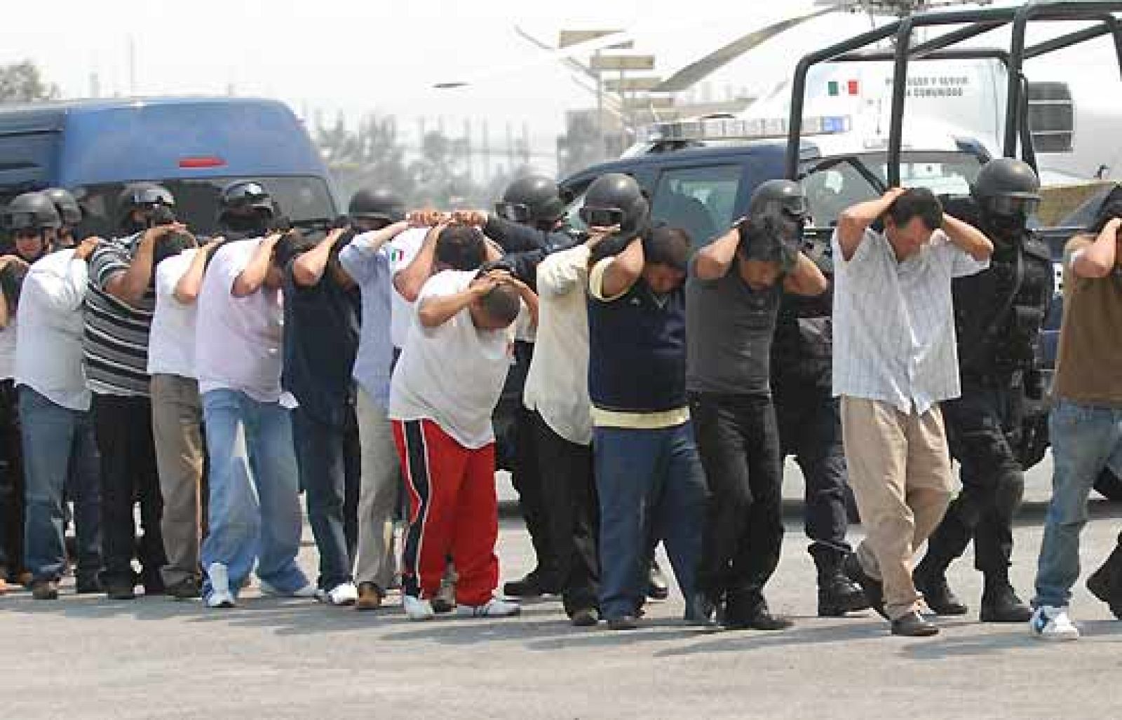 La Policía Federal mexicana ha detenido, tras seis meses de investigaciones, a 44 presuntos narcotraficantes de la organización criminal conocida como 'La Familia Michoacana' en una operación llevada a cabo en un bautizo y sin un solo disparo (19/04/09).