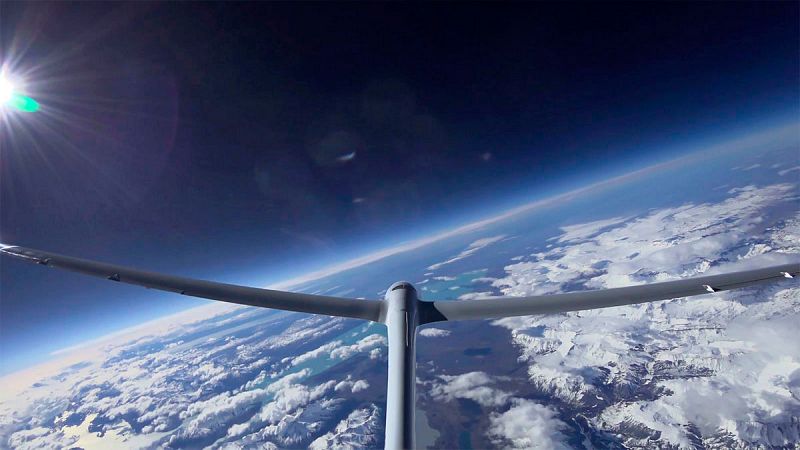 El planeador Perlan II ha establecido en la Patagonia el récord de altitud de vuelo sin motor en 23.200 metros. Además de otros fines científicos, este prototipo desarrollado por Airbus persigue allanar el camino para la navegación aérea comercial a