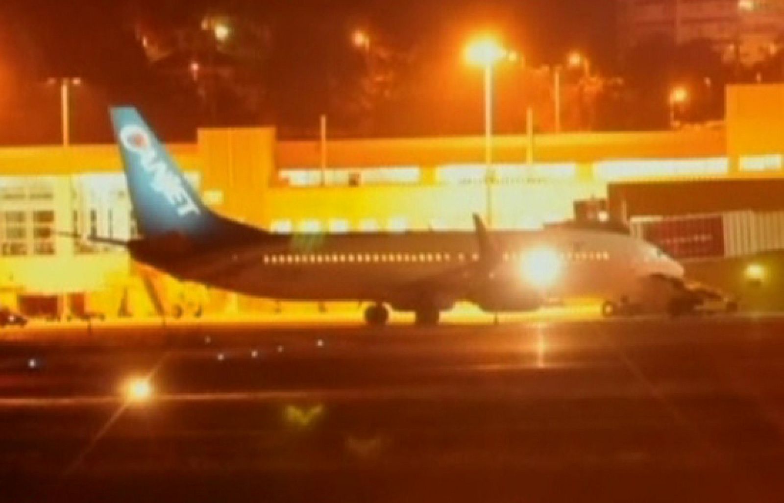 El secuestrador era un joven jamaicano de 20 años, con un  retraso mental,  y que mantenía retenidos a cinco miembros de la tripulación del aparato, de la compañía Canjet. El joven había logrado entrar en el avión armado con una pistola cuando la nave iba a despegar rumbo a Canadá con más de 150 pasajeros a bordo. 