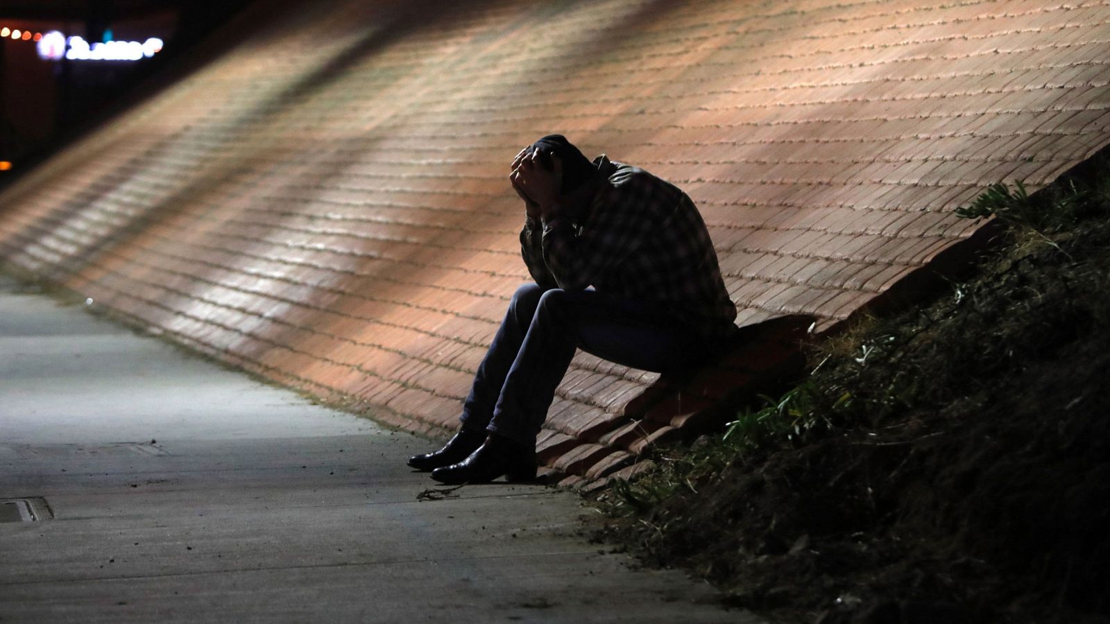 Un exmarine estadounidense mata a tiros a 12 personas en una fiesta universitaria en California