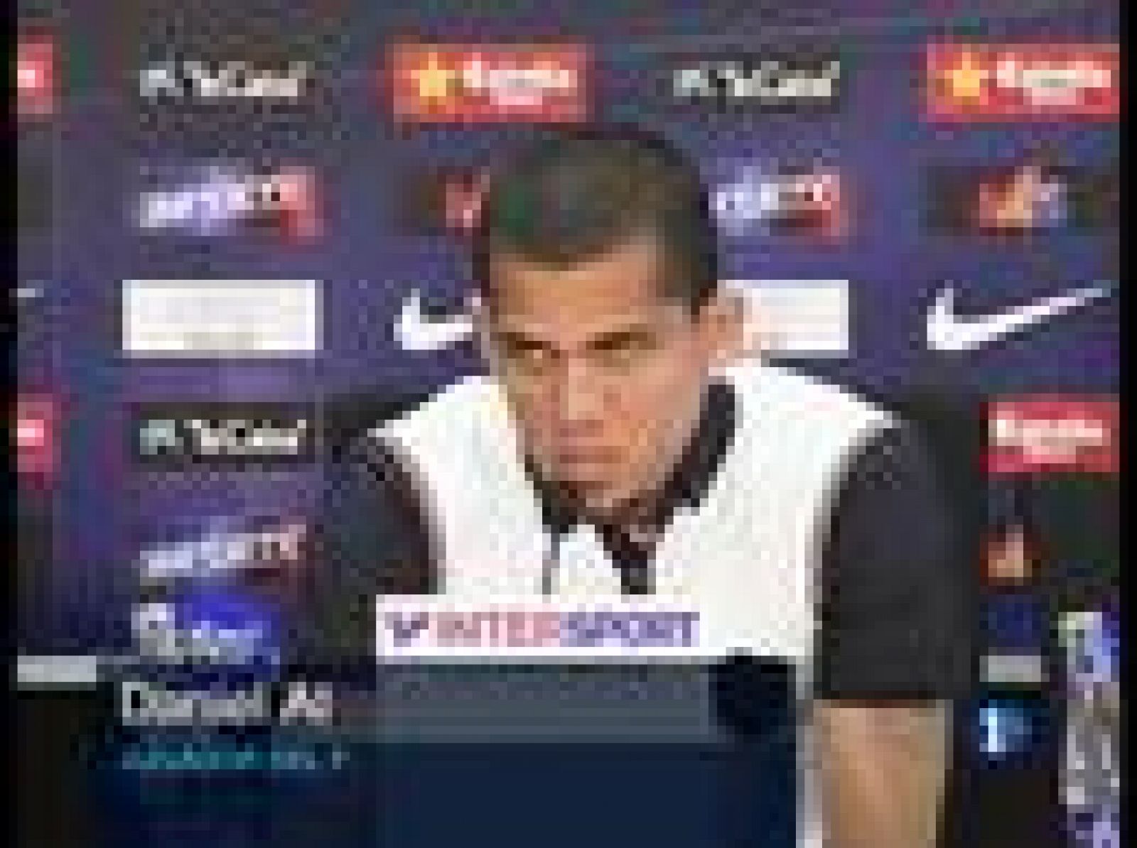 Daniel Alves, lateral derecho del Barcelona, ha declarado en rueda de prensa que 'quejarse de los árbitros es de perderores'.