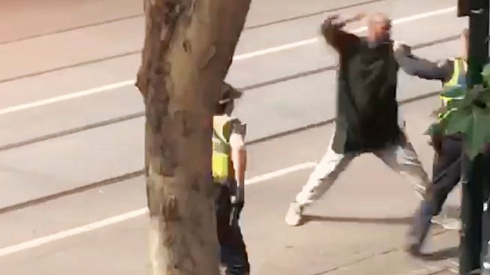 Un hombre apuñala a varias personas y causa un muerto en el centro de Melbourne