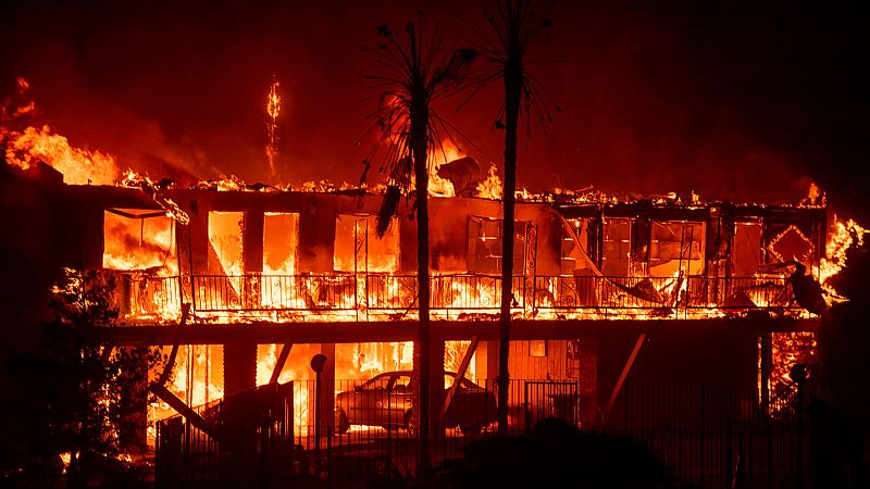 Un incendio sin control en el norte de California calcina una ciudad entera