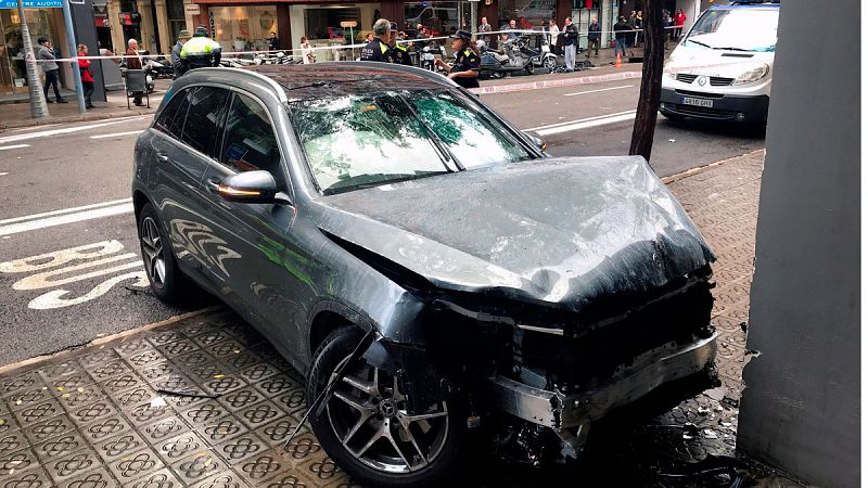 Una niña de diez años muy grave tras ser arrollada por un conductor que ha invadido la acera en Barcelona