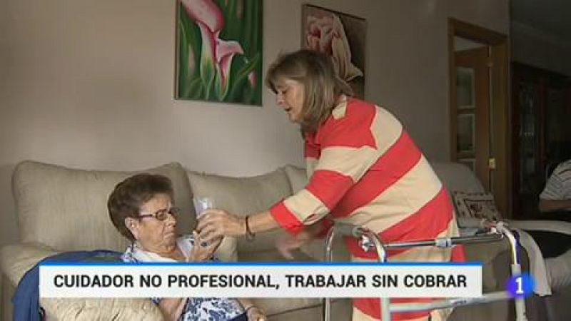 Mujer de mediana edad con un familiar enfermo en casa. Este es el perfil del cuidador no profesional en España. Una labor por la que no perciben ninguna remuneración. La Organización Internacional del Trabajo asegura que una de cada cuatro mujeres en