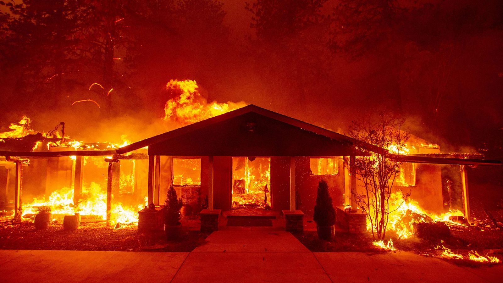 Varios muertos y 150.000 evacuados en nueva oleada de incendios en California - RTVE.es