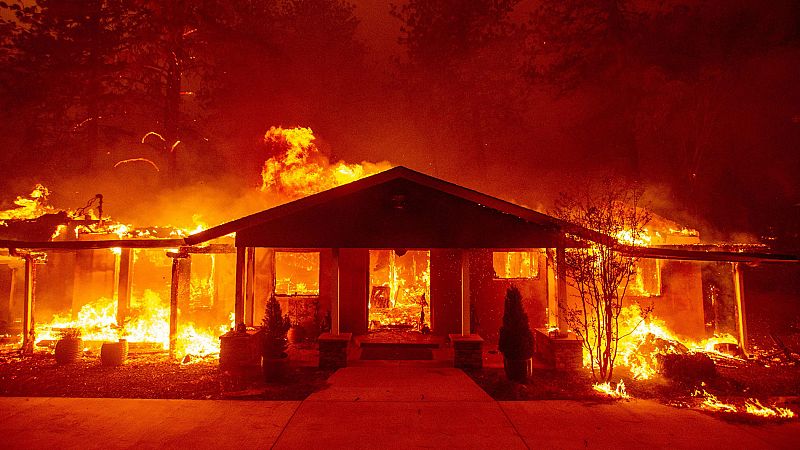 Varios muertos y 150.000 evacuados en una nueva oleada de incendios en California