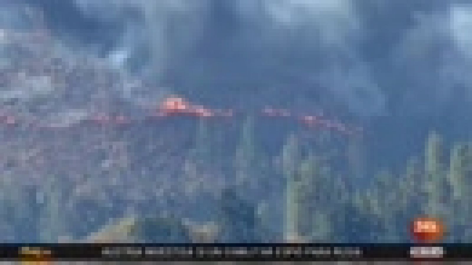 Un bombero intenta apagar el fuego en el incendio de California
