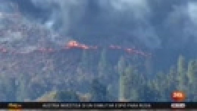 Un bombero intenta apagar el fuego en el incendio de California