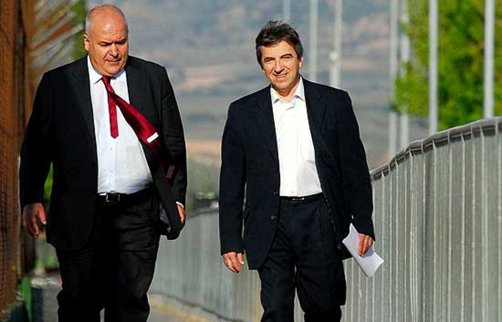 El ex jefe de la Policía Local de Coslada Ginés Jiménez ha abandonado esta tarde la prisión de Alcalá Meco, en la que permanecía desde el pasado mes de mayo, a cuyas puertas ha afirmado que confía en la vía judicial y ha anunciado que pedirá su readmisión en ese cuerpo policial (20/04/09). 